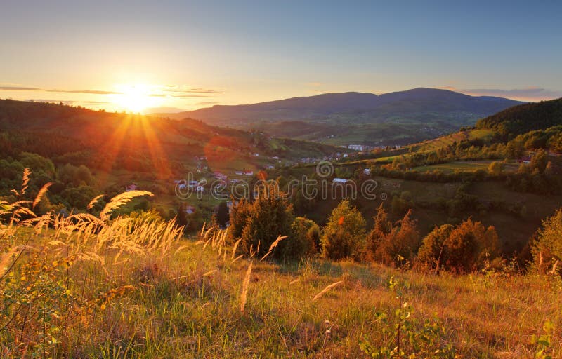 Paysage d'été avec le village, Slovaquie image stock Paysage d'été avec le village, Slovaquie image stock