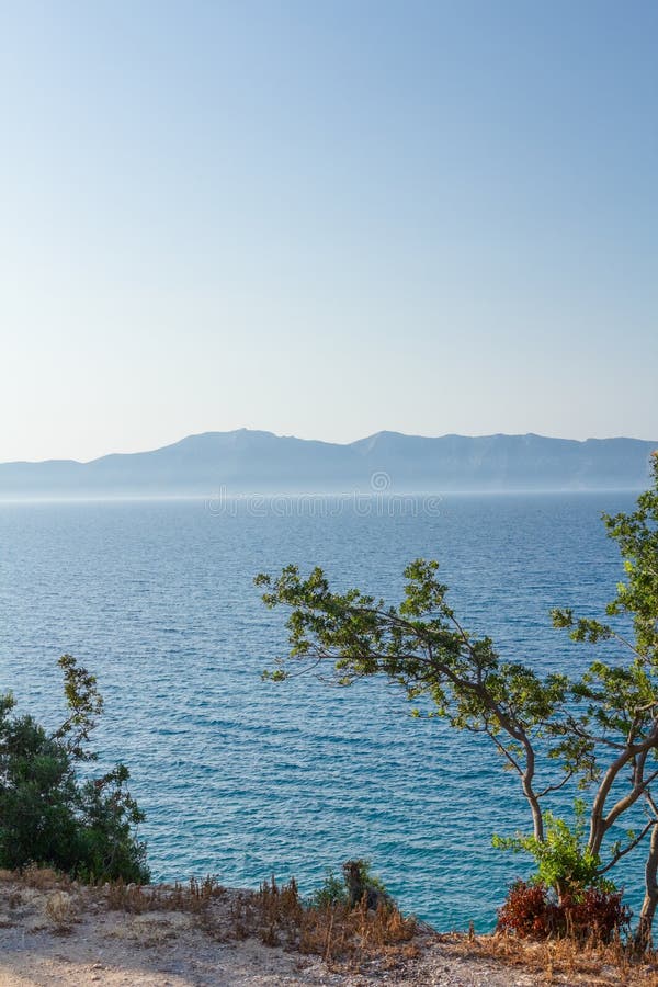 Paysage de baie avec la mer ouverte et les îles à l'arrière-plan photographie stock Paysage de baie avec la mer ouverte et les îles à l'arrière-plan photographie stock