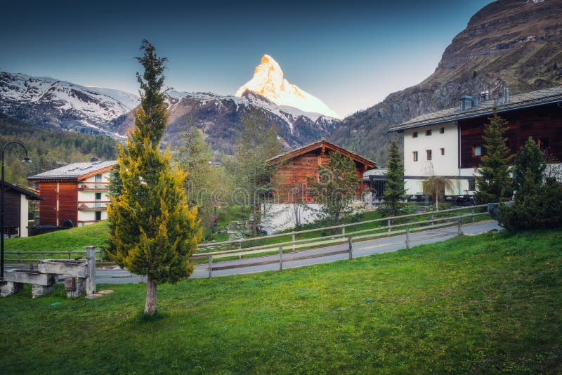 Paysage de bâti de Matterhorn au-dessus de vieille ville de ville de Zermatt, Suisse , Paysage urbain de campagne et alpin nature photo stock Paysage de bâti de Matterhorn au-dessus de vieille ville de ville de Zermatt, Suisse , Paysage urbain de campagne et alpin nature photo stock