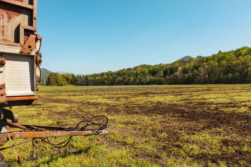 Paysage de campagne. Herbe verte et ciel bleu Stock Photo