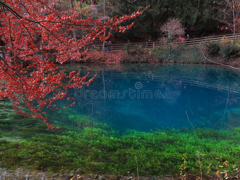 Paysage de chute au lac Blautopf photo stock Paysage de chute au lac Blautopf photo stock