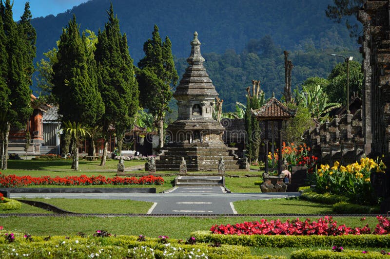 Paysage de jardin avec l'ancien bouddha stupa bâtiment devant le temple principal de ulun danu beratan photographie stock