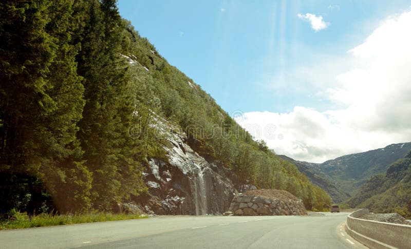 Paysage de la Norvège avec des montagnes et des cascades sept soeurs à l'été Nature de la Norv?ge et fond de voyage La caméra pla photo libre de droits Paysage de la Norvège avec des montagnes et des cascades sept soeurs à l'été Nature de la Norv?ge et fond de voyage La caméra pla photo libre de droits
