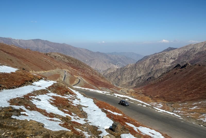 Paysage de la route de enroulement sur la route de Babusar avec vue sur la gamme de montagne photos libres de droits Paysage de la route de enroulement sur la route de Babusar avec vue sur la gamme de montagne photos libres de droits