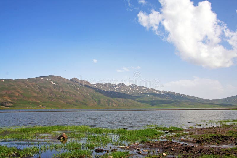 Paysage de lac naturel de neor ou neur talysh dans les montagnes de l'Iran