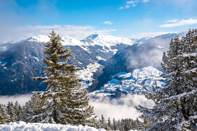 Paysage de Milou - station de sports d'hiver d'hiver en l'Autriche - le Hochzillertal photos libres de droits Paysage de Milou - station de sports d'hiver d'hiver en l'Autriche - le Hochzillertal photos libres de droits