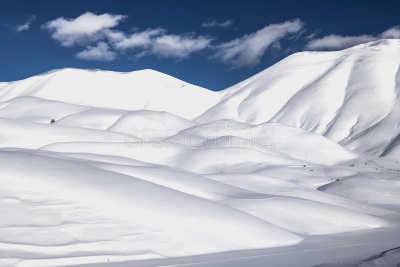 Paysage de montagne de neige, neige de jeux photographie stock Paysage de montagne de neige, neige de jeux photographie stock