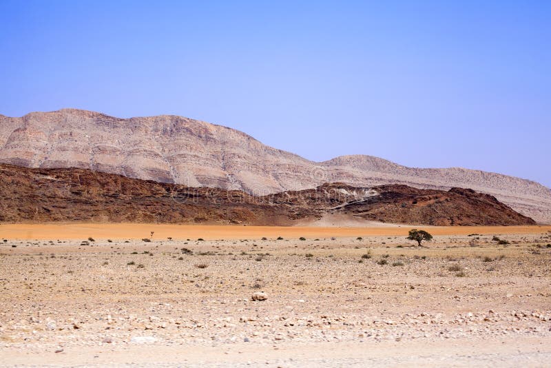 Paysage de montagne en parc national de Naukluft dans le désert de Namib sur le chemin aux dunes de Sossusvlei, Namibie, Afrique image libre de droits Paysage de montagne en parc national de Naukluft dans le désert de Namib sur le chemin aux dunes de Sossusvlei, Namibie, Afrique image libre de droits
