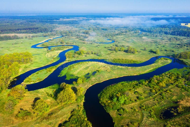 Paysage de nature d'été d'en haut Vue a? rienne de fleuve Pré vert sur la rive pendant le matin Fond de source photos libres de droits