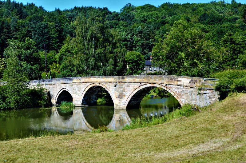 Paysage de North Yorkshire - rivière Derwent au prieuré de Kirkham photo stock Paysage de North Yorkshire - rivière Derwent au prieuré de Kirkham photo stock