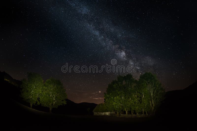 Paysage de nuit avec la galaxie de manière laiteuse en montagnes de la Transylvanie, nuit d'été en Roumanie photographie stock Paysage de nuit avec la galaxie de manière laiteuse en montagnes de la Transylvanie, nuit d'été en Roumanie photographie stock