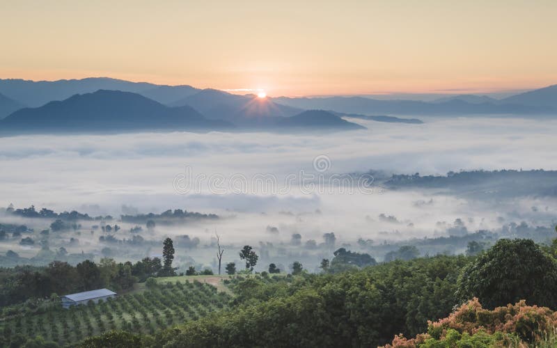 Paysage de Pai Thailand avec la brume dans les vallées au lever de soleil photo libre de droits Paysage de Pai Thailand avec la brume dans les vallées au lever de soleil photo libre de droits