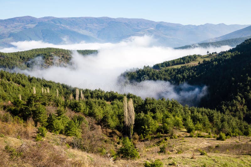 Paysage de ressort pendant le lever de soleil avec brumeux sur des montagnes de Koroglu image stock Paysage de ressort pendant le lever de soleil avec brumeux sur des montagnes de Koroglu image stock