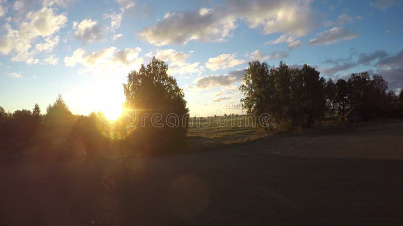 Paysage de terres cultivables d'agriculture et lever de soleil de matin Timelapse 4K