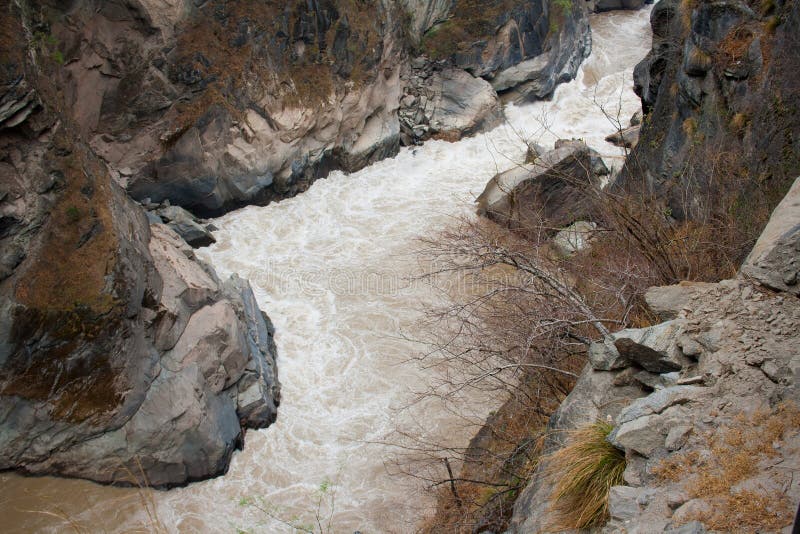Paysage de tigre sautant la gorge. Le Thibet. La Chine. photos stock Paysage de tigre sautant la gorge. Le Thibet. La Chine. photos stock
