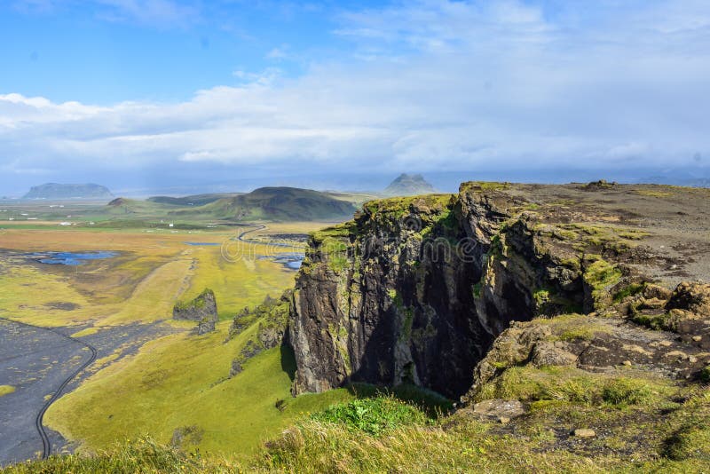 Paysage de vert de l'Islande de promenade en voiture de Ring Road image stock Paysage de vert de l'Islande de promenade en voiture de Ring Road image stock
