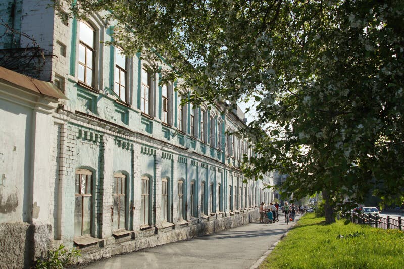 Paysage de ville : La rue de 60 Kuybyshev, le trottoir, un pommier fleurit un jour ensoleillé photos stock Paysage de ville : La rue de 60 Kuybyshev, le trottoir, un pommier fleurit un jour ensoleillé photos stock