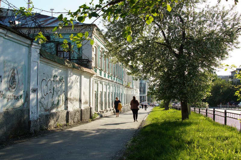 Paysage de ville : La rue de 60 Kuybyshev, le trottoir, un pommier fleurit un jour ensoleillé photo libre de droits Paysage de ville : La rue de 60 Kuybyshev, le trottoir, un pommier fleurit un jour ensoleillé photo libre de droits