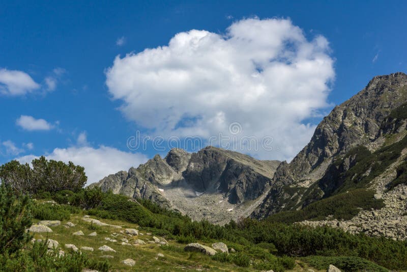 Paysage des crêtes et de Begovitsa River Valley, montagne de Pirin, Bulgarie de Yalovarnika photos stock Paysage des crêtes et de Begovitsa River Valley, montagne de Pirin, Bulgarie de Yalovarnika photos stock