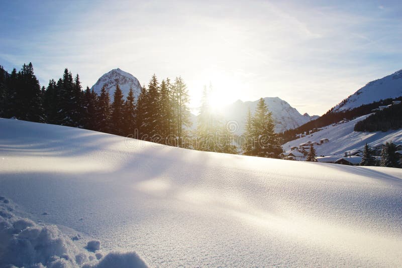 Paysage du Morgen d'hiver dans les montagnes image libre de droits Paysage du Morgen d'hiver dans les montagnes image libre de droits