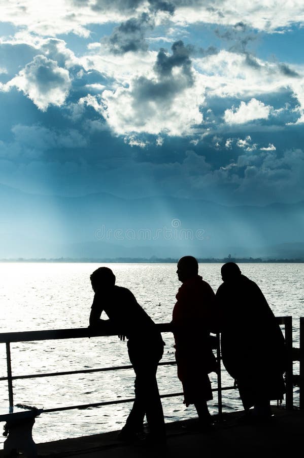 Paysage fantastique de vue de lac au cr?puscule, les nuages abstraits et le rayon de soleil brillant sur le lac et les montagnes image stock Paysage fantastique de vue de lac au cr?puscule, les nuages abstraits et le rayon de soleil brillant sur le lac et les montagnes image stock