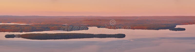 Paysage finlandais panoramique au coucher du soleil Lac Pielinien Vue de Koli photo stock Paysage finlandais panoramique au coucher du soleil Lac Pielinien Vue de Koli photo stock