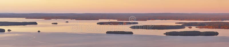 Paysage finlandais panoramique au coucher du soleil Lac Pielinien Vue de Koli images stock Paysage finlandais panoramique au coucher du soleil Lac Pielinien Vue de Koli images stock