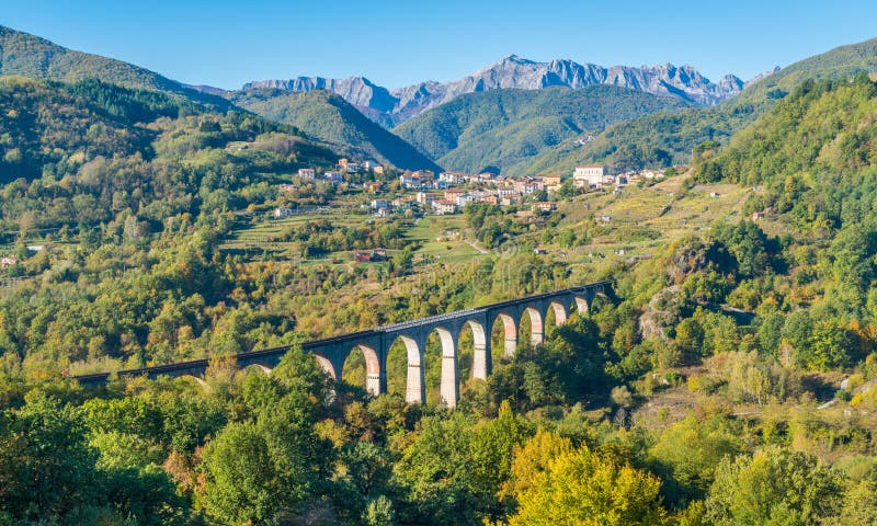 Paysage idyllique avec le village de Poggio et les Alpes d'Apuan à l'arrière-plan Province de Lucques, Toscane, Italie centrale photo libre de droits Paysage idyllique avec le village de Poggio et les Alpes d'Apuan à l'arrière-plan Province de Lucques, Toscane, Italie centrale photo libre de droits