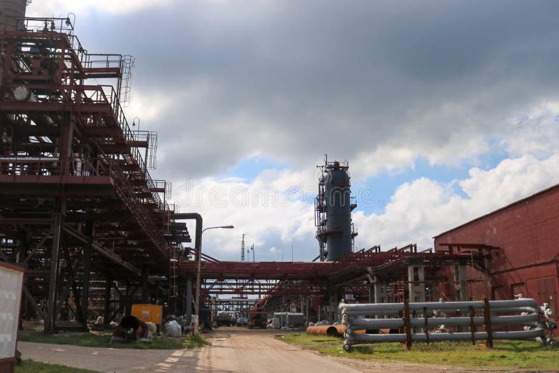 Paysage industriel avec des tuyaux équipement et des colonnes de rectification à une raffinerie industrielle de raffinerie pétroc photographie stock Paysage industriel avec des tuyaux équipement et des colonnes de rectification à une raffinerie industrielle de raffinerie pétroc photographie stock