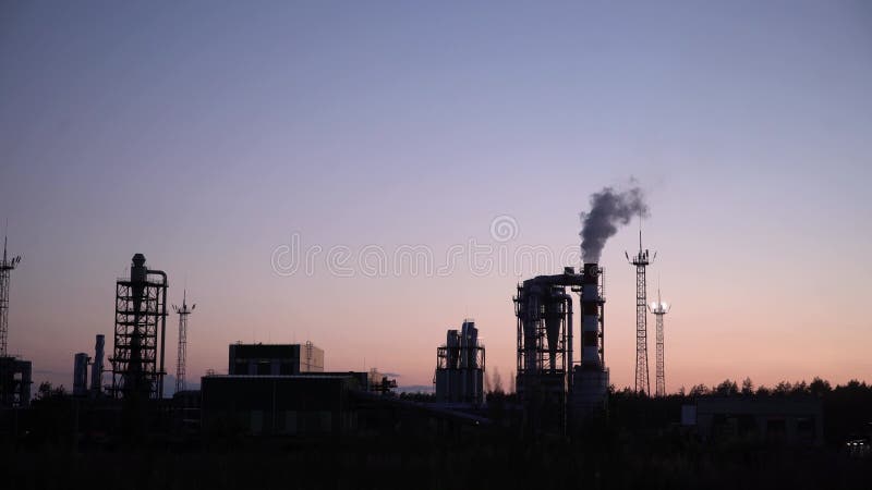 Paysage industriel des tuyaux de la centrale thermique au coucher du soleil.