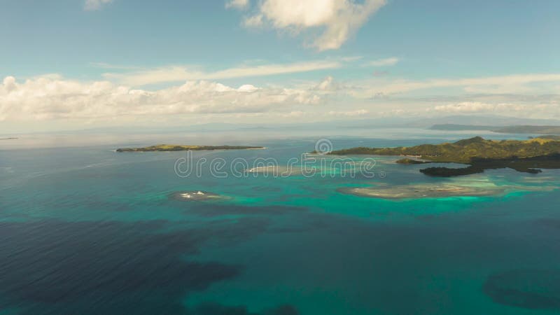 Paysage marin avec de l'eau les îles et tropicaux de turquoise