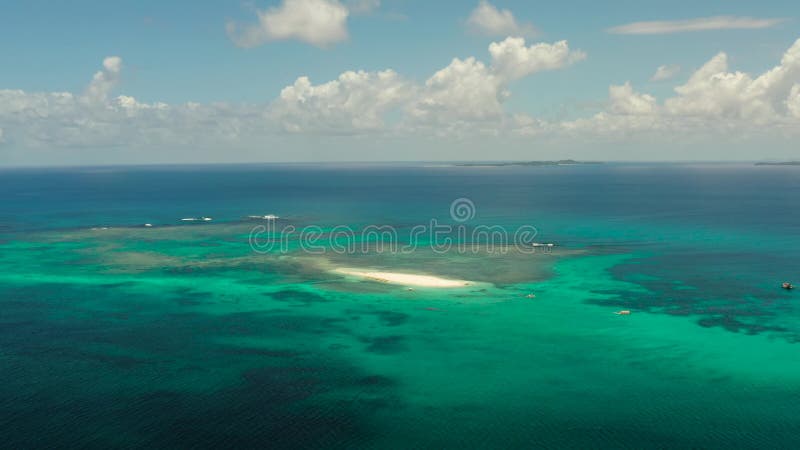 Paysage marin avec de l'eau les îles et tropicaux de turquoise