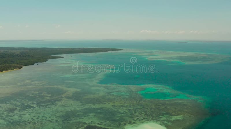 Paysage marin avec l'île et et les lagunes tropicales Balabac, Palawan, Philippines