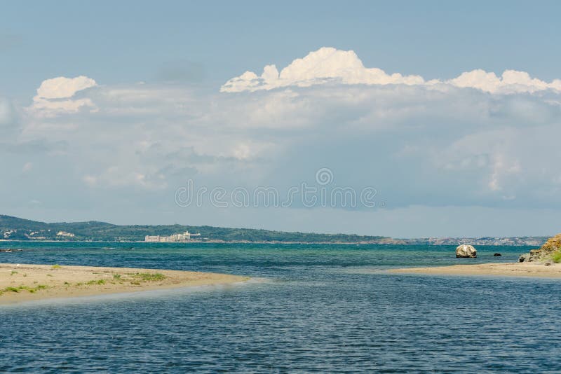 Paysage marin avec la ligne d'horizon et les nuages blancs en ciel bleu Vue de mer de plage de sable L'océan détendent, voyage ex photo stock Paysage marin avec la ligne d'horizon et les nuages blancs en ciel bleu Vue de mer de plage de sable L'océan détendent, voyage ex photo stock