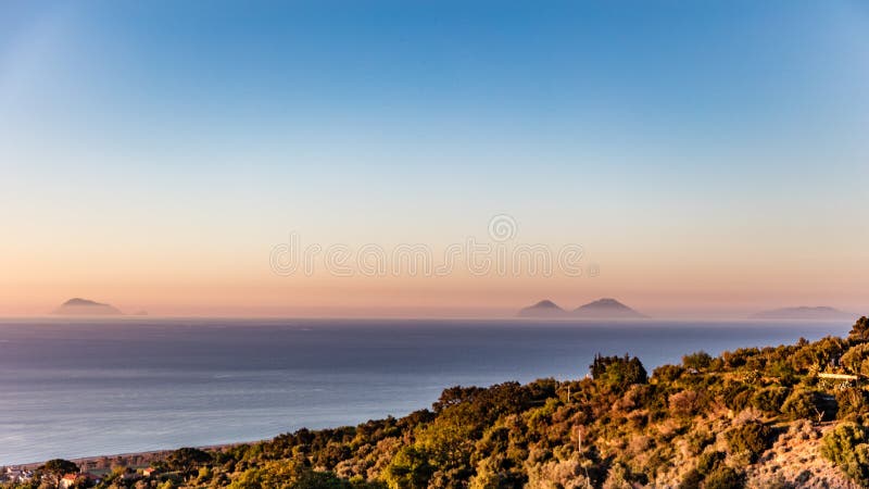 Paysage marin avec les îles éoliennes images stock Paysage marin avec les îles éoliennes images stock
