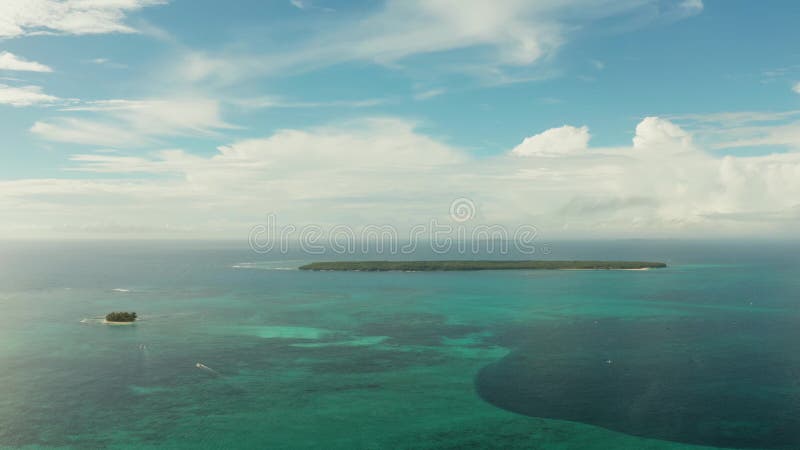 Paysage marin avec îles tropicales et eau turquoise