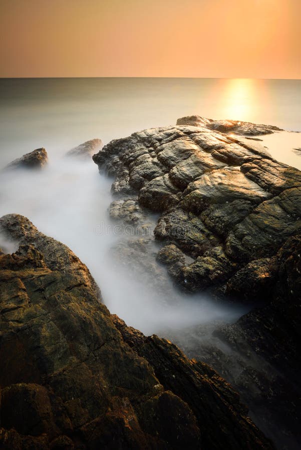 Paysage marin brumeux minimaliste au coucher du soleil photographie stock libre de droits Paysage marin brumeux minimaliste au coucher du soleil photographie stock libre de droits
