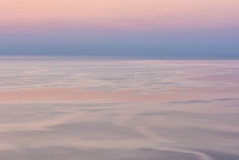 Paysage marin rose gentil de coucher du soleil aux couleurs pastel, à la paix et à l'arrière-plan extérieur calme de voyage, tach