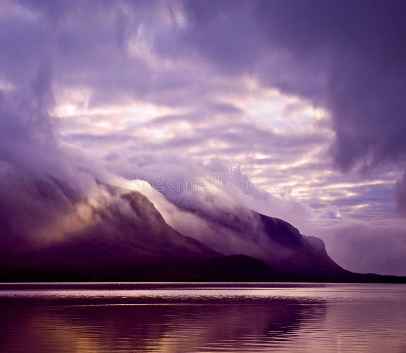 Paysage Montagnes et lac en brume dans le matin avec la couleur pourpre photo stock Paysage Montagnes et lac en brume dans le matin avec la couleur pourpre photo stock