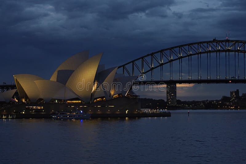 Paysage nocturne à grand angle, mer et nature merveilleux de sydney en australie image libre de droits Paysage nocturne à grand angle, mer et nature merveilleux de sydney en australie image libre de droits
