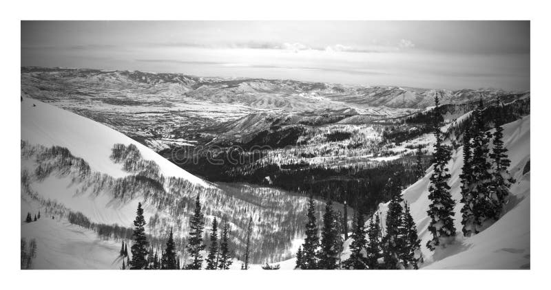 Paysage noir et blanc d'hiver de Brighton Ski Resort en montagnes Utah de wasatch images libres de droits Paysage noir et blanc d'hiver de Brighton Ski Resort en montagnes Utah de wasatch images libres de droits