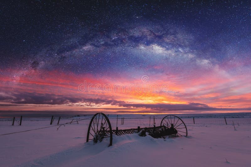 Paysage panoramique d'hiver dans le lever de soleil avec le paysage de ciel nocturne de double exposition photographie stock Paysage panoramique d'hiver dans le lever de soleil avec le paysage de ciel nocturne de double exposition photographie stock