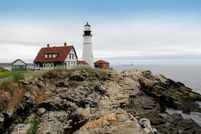 Paysage renversant avec les roches déchiquetées entourant le phare principal de Portland, Maine, 2016 images libres de droits Paysage renversant avec les roches déchiquetées entourant le phare principal de Portland, Maine, 2016 images libres de droits