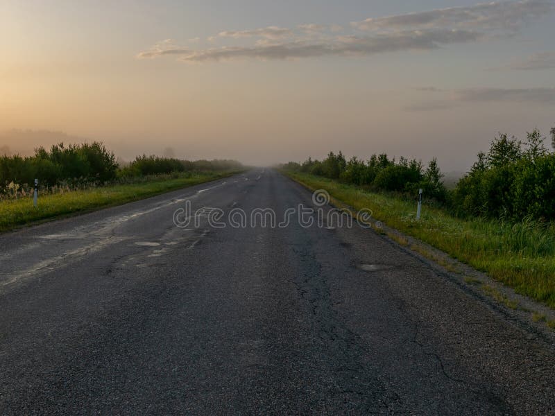 Paysage rural dans la brume de matin, route vide, image stock Paysage rural dans la brume de matin, route vide, image stock
