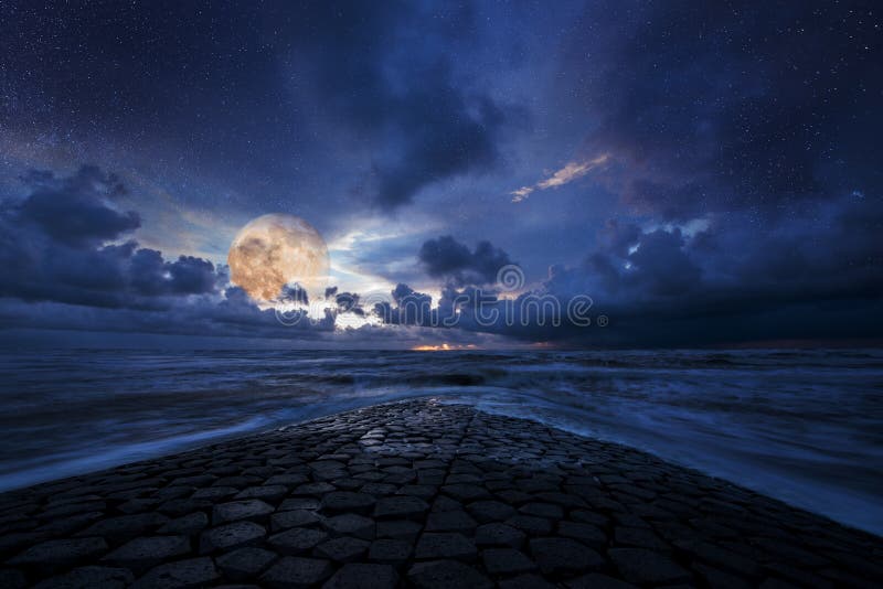 Paysage rêveur, océan et ciel de nuit dans la lumière de lune images libres de droits Paysage rêveur, océan et ciel de nuit dans la lumière de lune images libres de droits