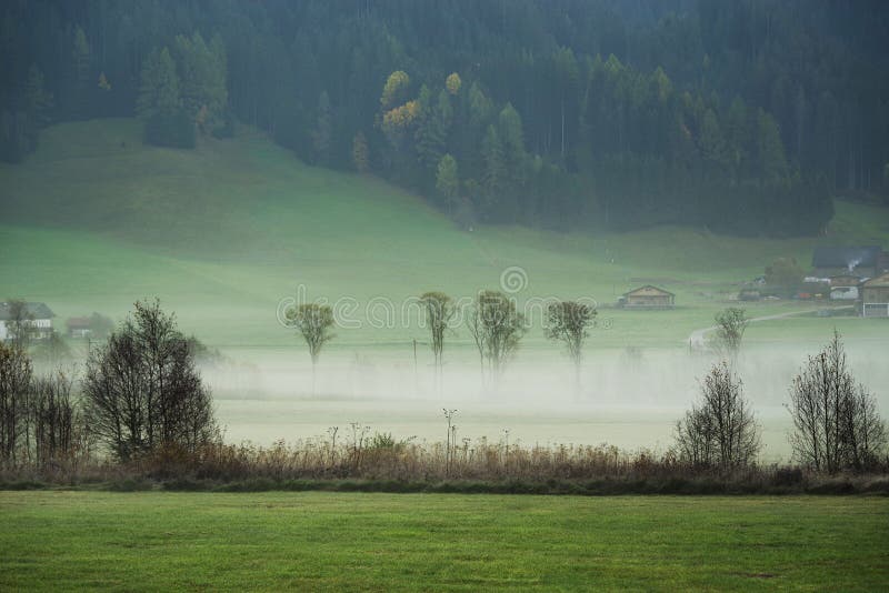 Paysage rêveur perdu en brouillard épais, Valle di Casies photos libres de droits Paysage rêveur perdu en brouillard épais, Valle di Casies photos libres de droits