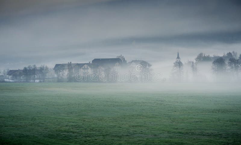 Paysage rêveur perdu en brouillard épais, Valle di Casies images stock Paysage rêveur perdu en brouillard épais, Valle di Casies images stock
