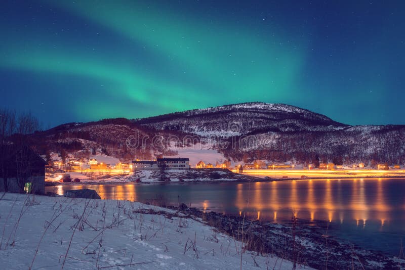 Paysage scénique d'hiver avec les lumières du nord, aurora borealis en ciel nocturne, îles de Lofoten, Norvège images libres de droits Paysage scénique d'hiver avec les lumières du nord, aurora borealis en ciel nocturne, îles de Lofoten, Norvège images libres de droits