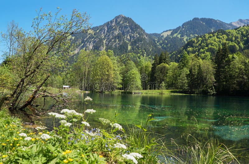 Paysage scénique de christlessee impressionnant de lac dans la vallée de trettach image stock Paysage scénique de christlessee impressionnant de lac dans la vallée de trettach image stock