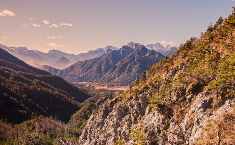 Paysage ?tonnant de montagne avec le coucher du soleil vif color? sur le ciel nuageux, fond ext?rieur naturel de voyage photographie stock Paysage ?tonnant de montagne avec le coucher du soleil vif color? sur le ciel nuageux, fond ext?rieur naturel de voyage photographie stock